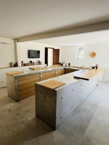 - une grande cuisine avec des comptoirs en bois dans l'établissement Calma Blanca, à Castries