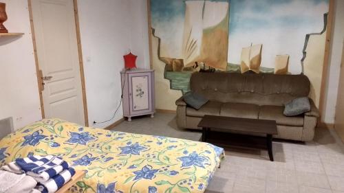 un salon avec un canapé et une table dans l'établissement Logement spacieux et original proche gare au RDC, à Saumur