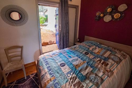 une chambre avec un lit, une chaise et une fenêtre dans l'établissement T2 en bord de mer à St Aygulf, à Fréjus