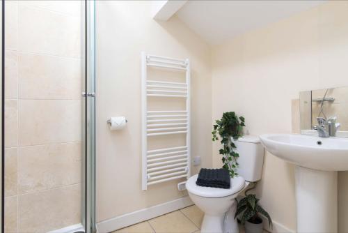 ダービーにあるcheerful double en-suite room with free wifiのシャワー、トイレ、洗面台を備えたバスルーム
