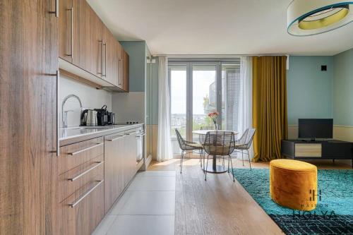 une cuisine avec une table et une salle à manger dans l'établissement Le Merveilleux - À Auteuil - 360B, à Paris