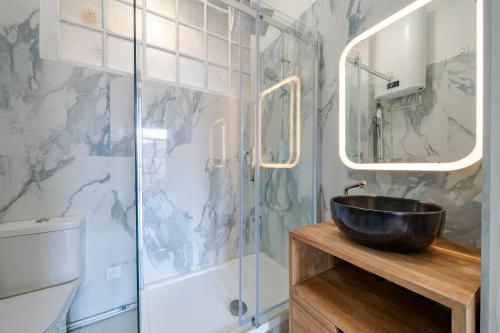 une salle de bain avec un lavabo et une douche en verre dans l'établissement Luxueux 2P Proche mer, à Nice