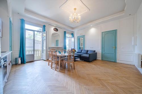 un salon avec une table et un canapé dans l'établissement Luxueux 2P Proche mer, à Nice