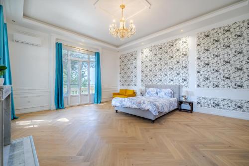 un salon avec un lit et un lustre dans l'établissement Luxueux 2P Proche mer, à Nice