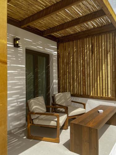 a living room with two chairs and a table at Petinaros Hotel in Mýkonos City