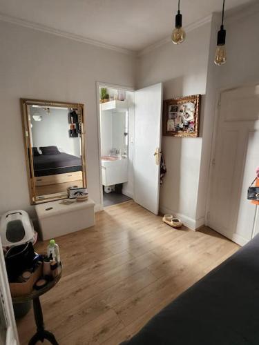 une chambre avec un miroir et une chaise dans l'établissement Villa Jalna, à Béziers