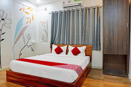 Postel nebo postele na pokoji v ubytování Hotel O Aru Sai