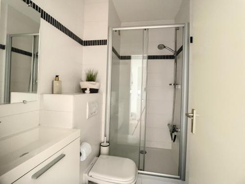 a bathroom with a shower and a toilet at Oostende studio Royal Ascot Q7 met terras en zeezicht op toplocatie in Ostend