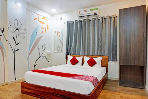 Postel nebo postele na pokoji v ubytování Hotel O Aru Sai