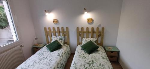 deux lits côte à côte dans une pièce dans l'établissement Chez Giotto, à Saint-Rémy-de-Provence