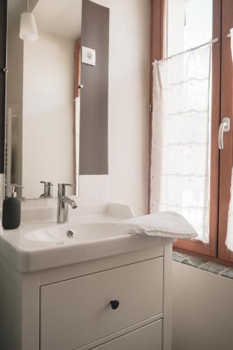 une salle de bain avec un lavabo et un miroir dans l'établissement Auberge Buissonniere, à Gresse-en-Vercors