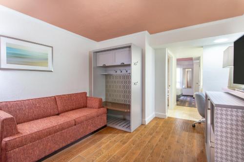 Holiday Inn & Suites Boca Raton - Northにあるテレビまたはエンターテインメントセンター