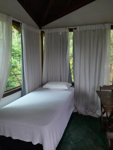 Una cama o camas en una habitación de Pousada Canto Da Lua - Macacos