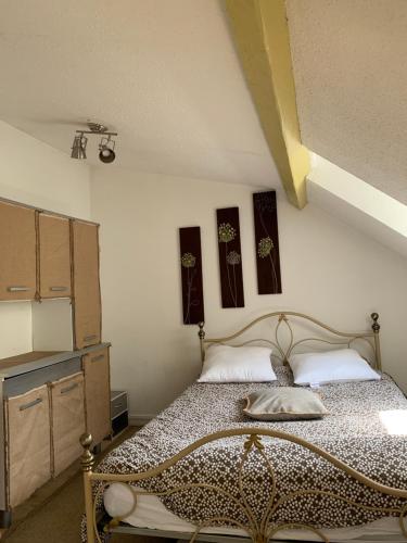 une chambre avec un lit dans une pièce dans l'établissement Appartement T3 meublé, à Tarbes