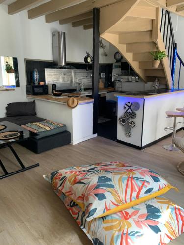 une pièce avec une cuisine et un salon dans l'établissement Appartement T3 meublé, à Tarbes