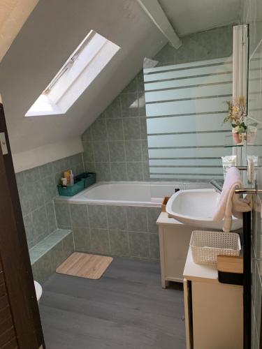 une salle de bain avec une baignoire et un lavabo dans l'établissement Appartement T3 meublé, à Tarbes