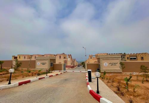 an empty road in a village with buildings at Petite villa palmeraie d Aglou in Tiznit