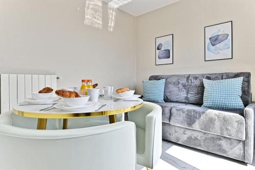 un salon avec une table et un canapé dans l'établissement Appartement proche de Paris - Gagny - II, à Gagny