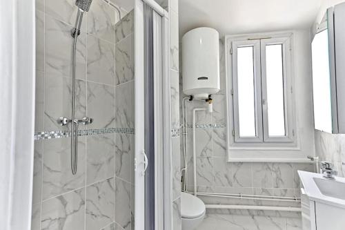 une salle de bain avec une douche, des toilettes et un lavabo dans l'établissement Appartement proche de Paris - Gagny - II, à Gagny