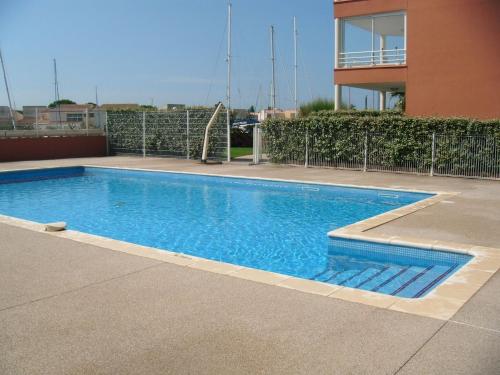 une piscine devant un immeuble dans l'établissement Appartement Cap d'Agde vue port, au Cap d'Agde