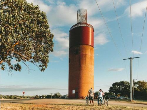 ラザグレンにあるStar Hotel Rutherglenの灯台を通り過ぎて自転車に乗る人々のグループ