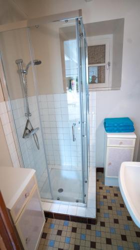 une salle de bain avec douche et lavabo dans l'établissement Maison Cancale Port-Mer, à Cancale