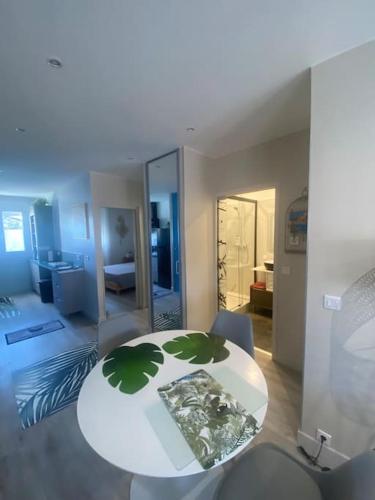 un salon avec une table et des chaises blanches dans l'établissement Super top my clean flat Marseille view port, à Marseille