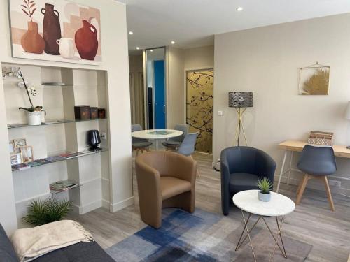 - un salon avec des chaises, un canapé et des tables dans l'établissement Super top my clean flat Marseille view port, à Marseille