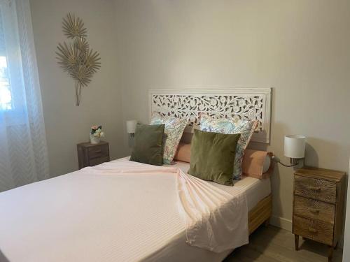 - une chambre avec un lit blanc et des oreillers verts dans l'établissement Super top my clean flat Marseille view port, à Marseille