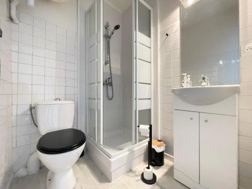 een badkamer met toilet, douche en wastafel bij Les chats pitres Maison au calme rénovée avec jardin, terrasse aménagée, transats, abri à vélo, parking gratuit, 5 mn à pied du centre Bayeux proche des plages du débarquement in Bayeux
