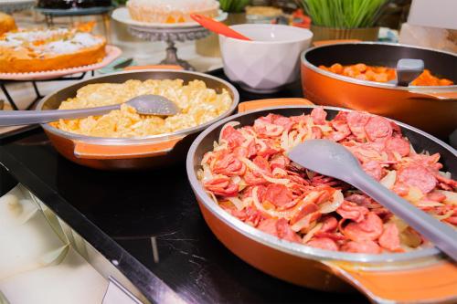 Comida en o cerca de este hotel