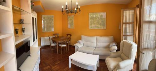 a living room with a couch and a table at Alojamiento Las Endrinas in Ezcaray