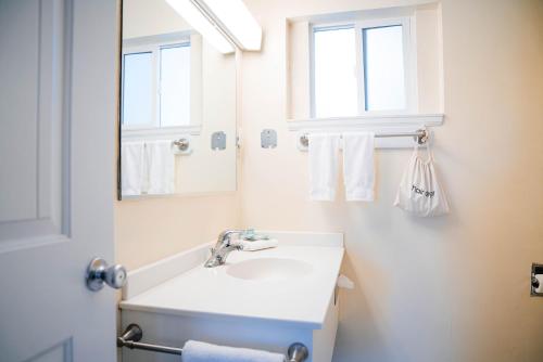 Ένα μπάνιο στο Salida Inn & Monarch Suites