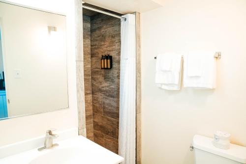 Ένα μπάνιο στο Salida Inn & Monarch Suites