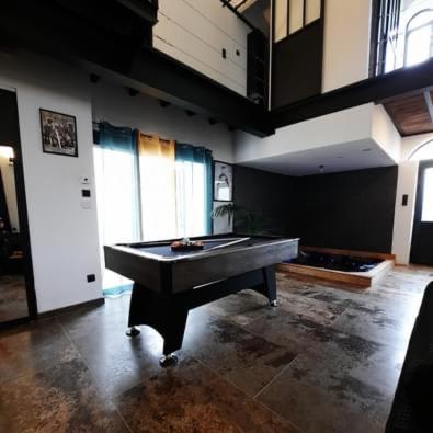 une grande pièce avec une table de billard à l'intérieur dans l'établissement Ancien temple, à Alès