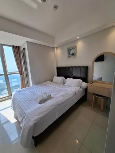 ein Schlafzimmer mit einem großen Bett und einem Schreibtisch in der Unterkunft One bedroom gold coast pik in Jakarta