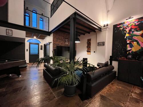 - un salon avec un canapé et un piano dans l'établissement Ancien temple, à Alès