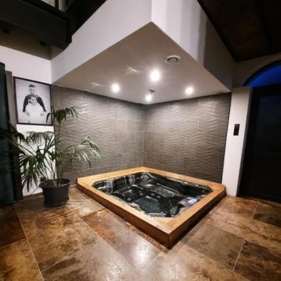 une salle de bain avec une baignoire au milieu d'une pièce dans l'établissement Ancien temple, à Alès