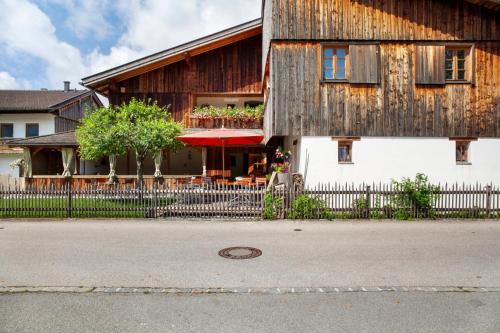 a building with a fence in front of it at Block's Post in Krün
