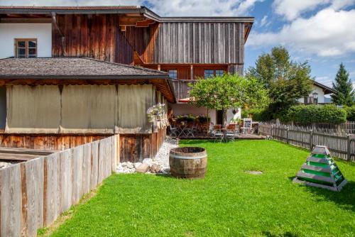 a yard in front of a house with a fence at Block's Post in Krün