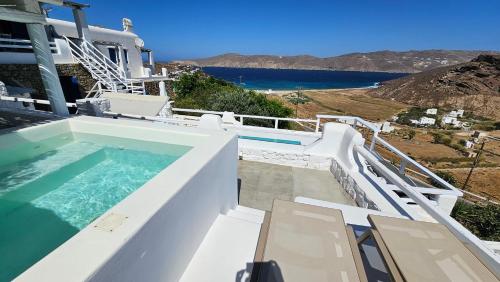 Bazén v ubytovaní Villa Chronos with private pool alebo v jeho blízkosti