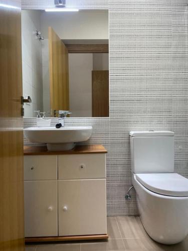 a bathroom with a toilet and a sink at Marinera in Luarca