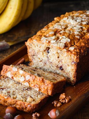 ein Laib Bananenbrot mit Nüssen auf einem Holztisch in der Unterkunft B&B Plitvica Creek in Plitvica Selo