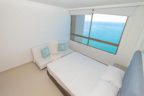 Ένα ή περισσότερα κρεβάτια σε δωμάτιο στο Apartamentos Peñon del Rodadero - Frente al Mar by SOHO