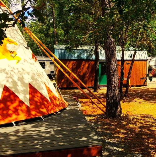Ο χώρος παιχνιδιού για παιδιά στο Buck And Does Tipi - 20' - Sleeps Up To 4
