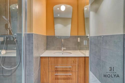 une salle de bain avec un lavabo et une douche dans l'établissement Le Vivant - À Auteuil - 359B, à Paris