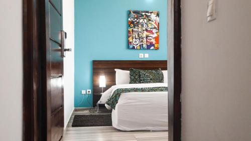 Una cama o camas en una habitación de Hôtel Le Suprême Grand-Bassam