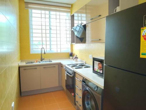 Il comprend une petite cuisine équipée d'une cuisinière et d'un réfrigérateur. dans l'établissement Luxurious 1 Bedroom Apartment, à Ogbojo