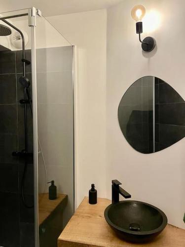 La salle de bains est pourvue d'un lavabo vert et d'une douche. dans l'établissement Beautiful central 2 bedrooms apartment in Auron, à Saint-Étienne-de-Tinée