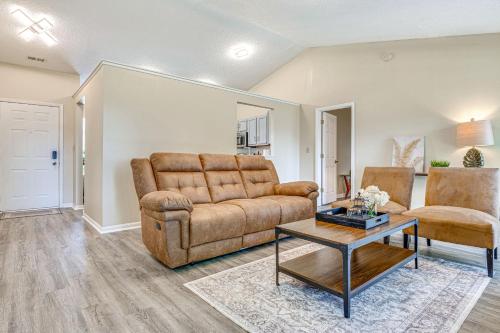 Χώρος καθιστικού στο Westfield Home with Furnished Patio 2 Mi to Park St